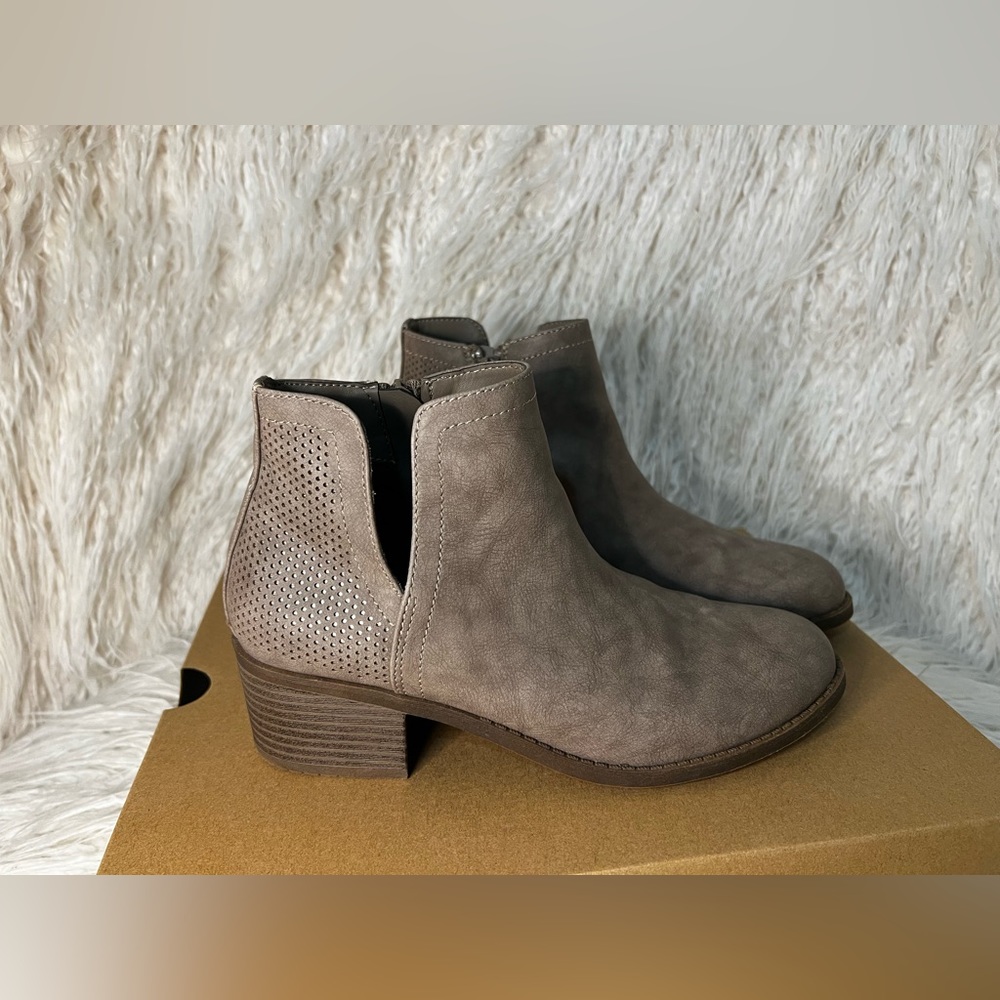 Steve Madden Girls JLomad Boots Size 5- lightly used